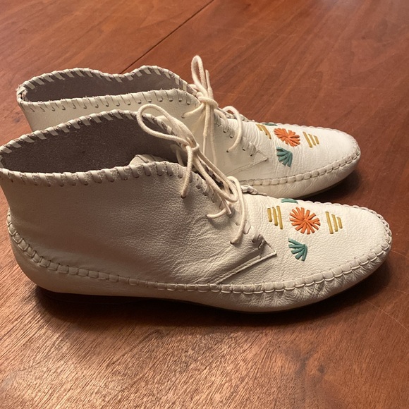 Vintage Piña Colada White Leather Moccasins with embroidery - Picture 2 of 8